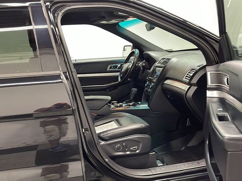 Used 2016 Ford Explorer XLT w/ Equipment Group 202A AWD/4WD image 22