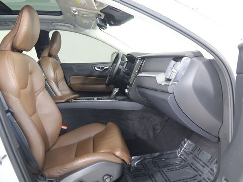 Used 2019 Volvo XC60 T5 Momentum w/ Multimedia Package image 13