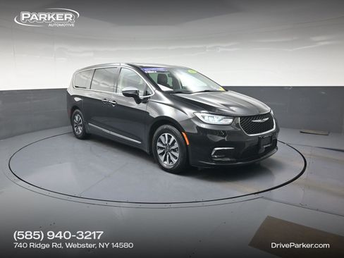Used 2023 Chrysler Pacifica Limited FWD image 1