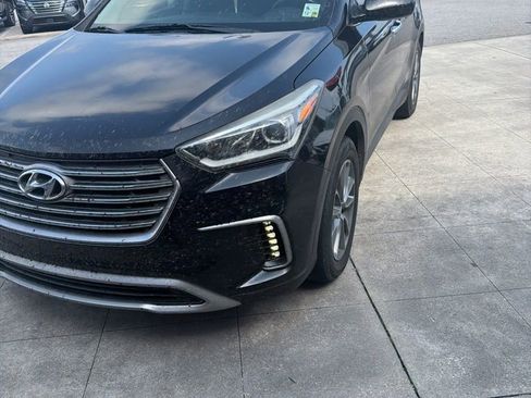 Used 2017 Hyundai Santa Fe SE FWD image 1