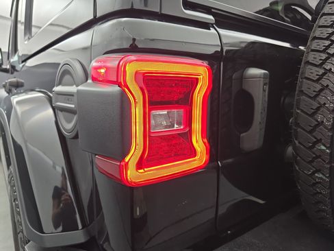 Used 2022 Jeep Wrangler Unlimited Sahara image 14