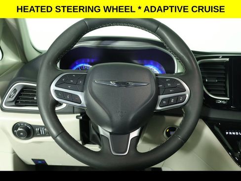 Used 2023 Chrysler Pacifica Touring-L FWD image 4
