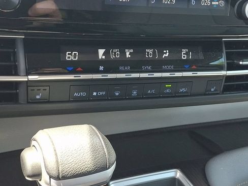 Used 2024 Toyota Sienna XLE FWD image 15