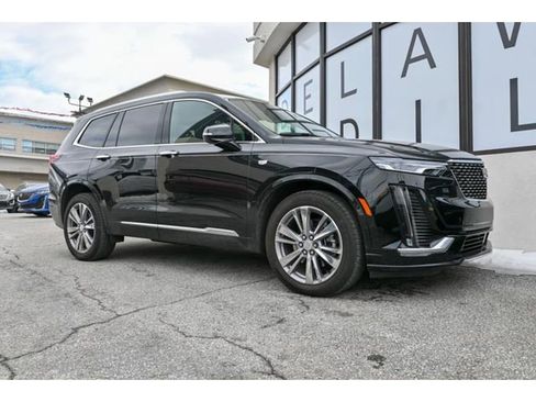 Used 2023 Cadillac XT6 Premium Luxury w/ Technology Package image 2