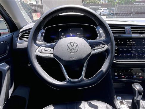Certified 2023 Volkswagen Tiguan SE w/ Panoramic Sunroof Package FWD image 4