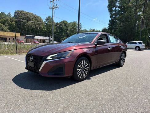 Used 2025 Nissan Altima 2.5 SV AWD/4WD image 2