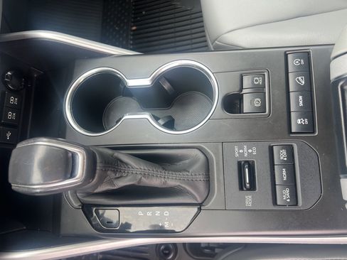 Used 2020 Toyota Highlander XLE image 19