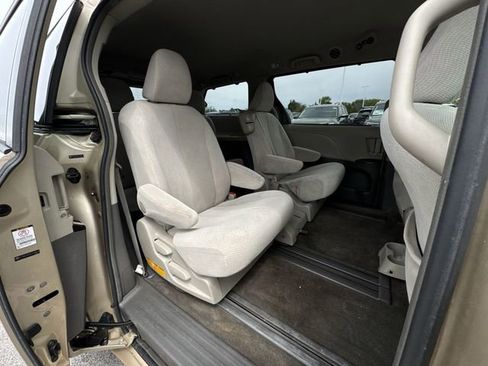 Used 2012 Toyota Sienna LE w/ Towing Pkg FWD image 25