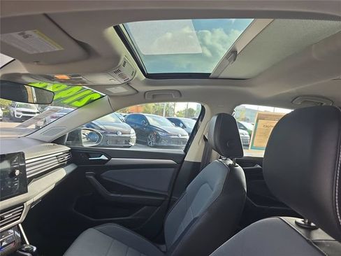 Used 2025 Volkswagen Jetta SE FWD image 24