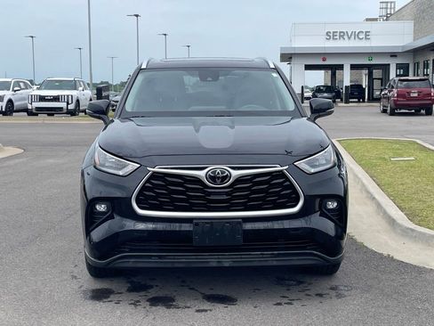 Used 2020 Toyota Highlander XLE FWD image 2