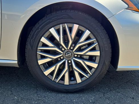 Used 2024 Nissan Altima 2.5 SV FWD image 11
