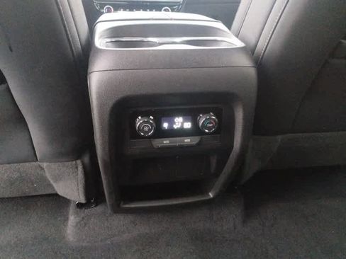 Used 2026 Chevrolet Traverse LT image 11