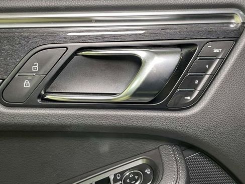 Certified 2025 Porsche Macan image 39