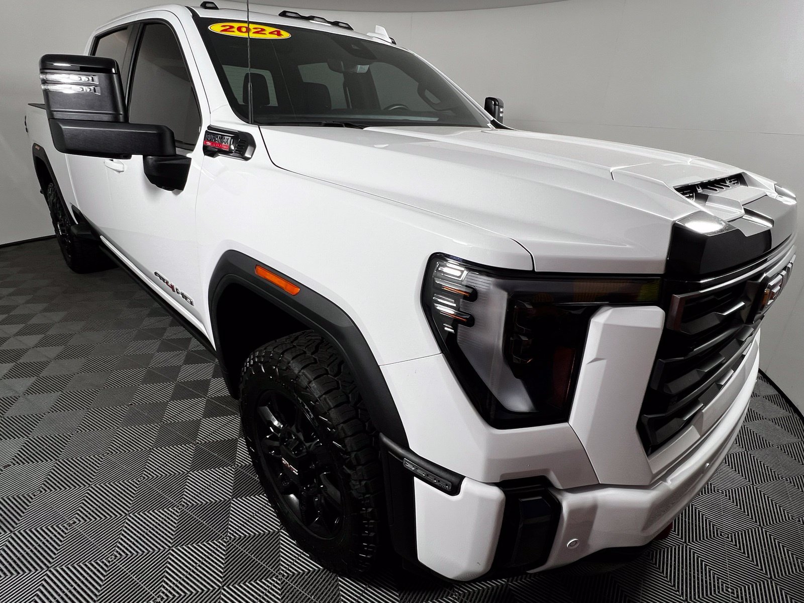 Used 2024 GMC Sierra 2500 AT4 w/ AT4 Premium Plus Package AWD/4WD image 3