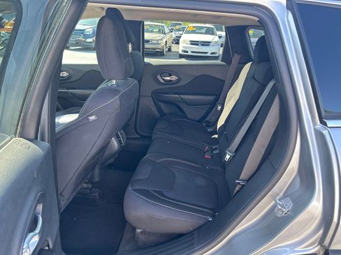 Used 2015 Jeep Cherokee Latitude FWD image 10