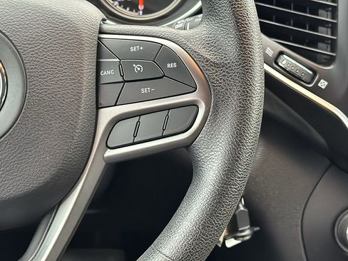 Used 2019 Jeep Cherokee Latitude w/ Popular Appearance Group image 31