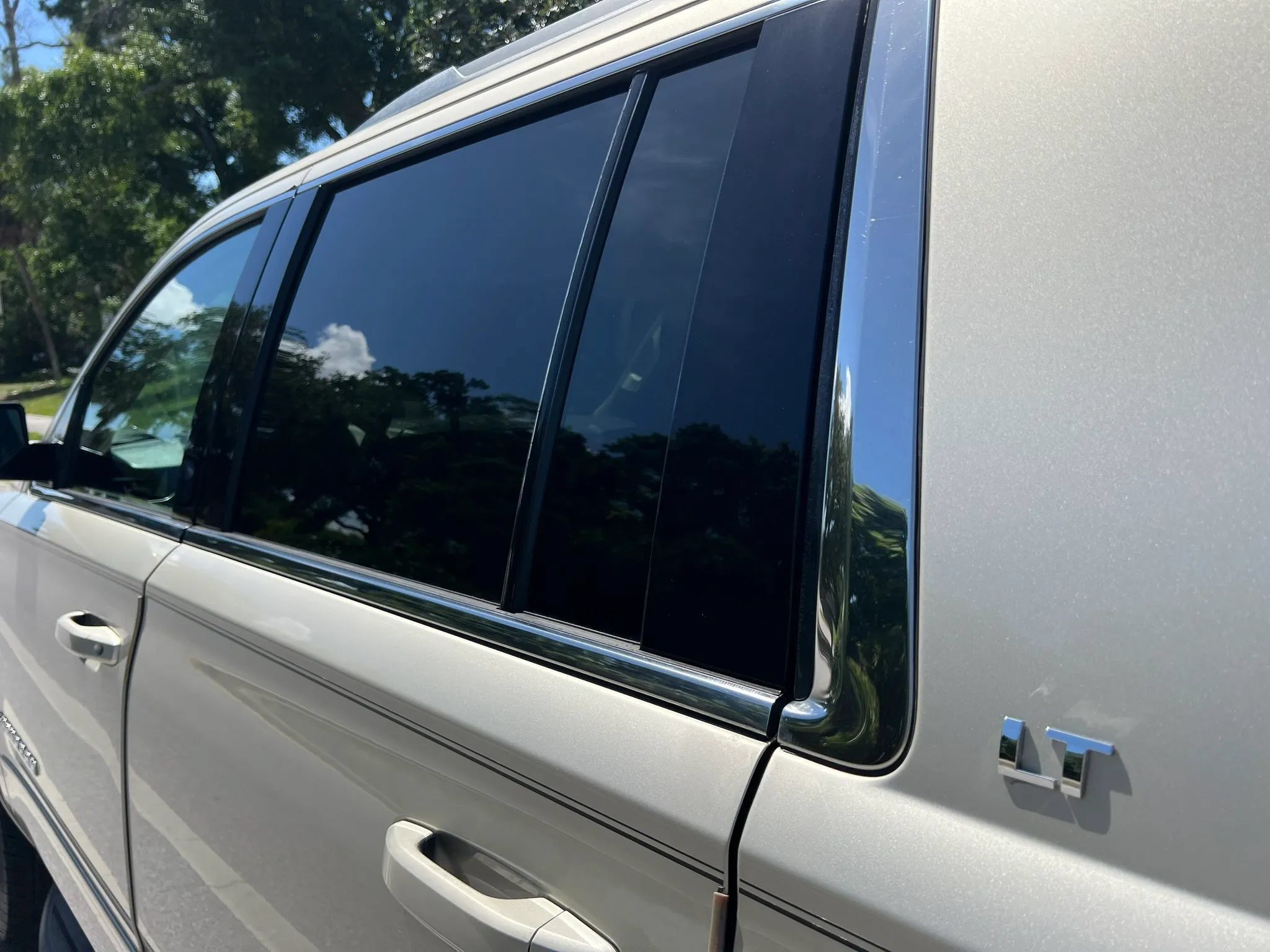 Used 2016 Chevrolet Suburban LT RWD image 11