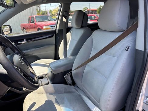 Used 2012 Kia Sorento LX w/ Convenience Pkg image 12