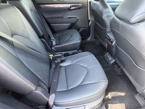 Used 2026 Toyota Highlander Platinum AWD/4WD image 11