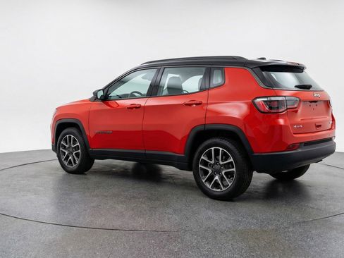 Used 2025 Jeep Compass Trailhawk AWD/4WD image 5