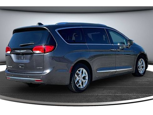Used 2020 Chrysler Pacifica Limited FWD image 18