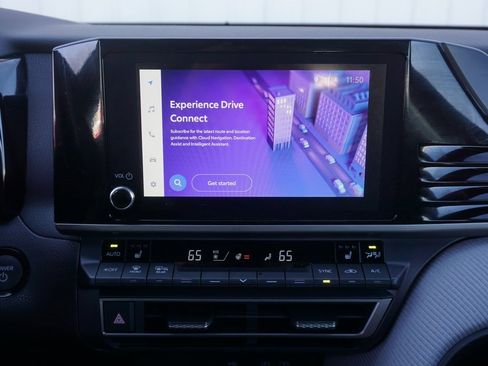 Used 2025 Toyota Camry SE w/ Convenience Package image 10