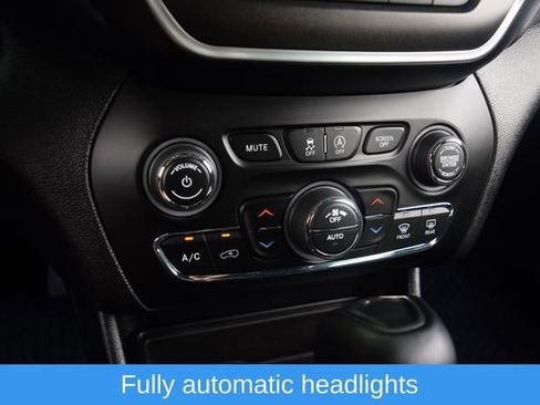 Used 2021 Jeep Cherokee Trailhawk w/ Technology Group AWD/4WD image 11