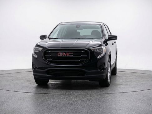 Used 2024 GMC Terrain SLE image 2