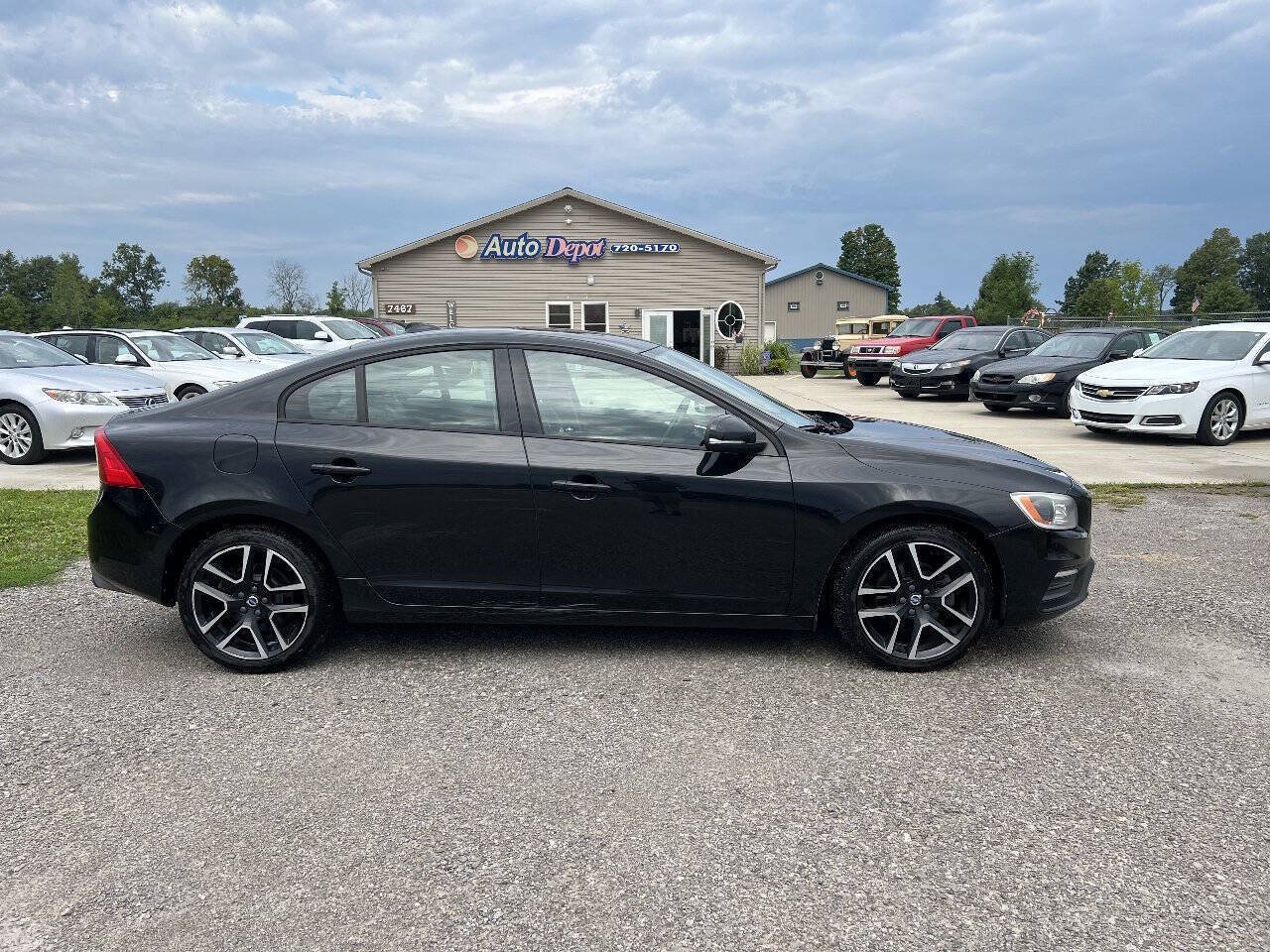 Used 2018 Volvo S60 T5 Dynamic w/ Vision Package FWD image 2