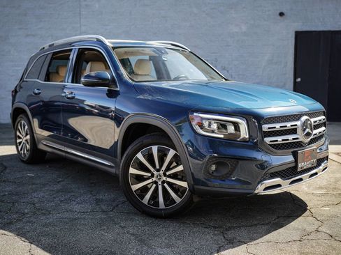 Used 2022 Mercedes-Benz GLB 250 w/ Premium Package Lite image 9