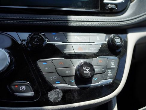 Used 2023 Chrysler Pacifica Limited image 18