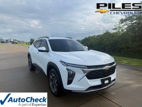 Used 2024 Chevrolet Trax LT w/ LT Convenience Package FWD image 1