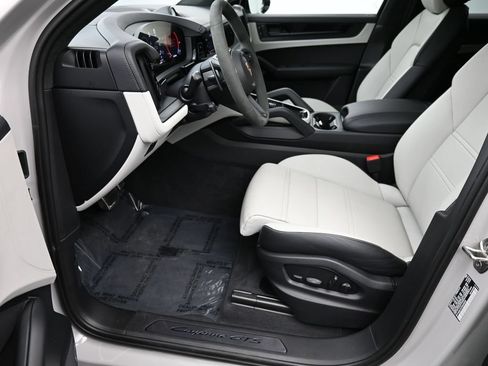 Certified 2026 Porsche Cayenne GTS AWD/4WD image 6