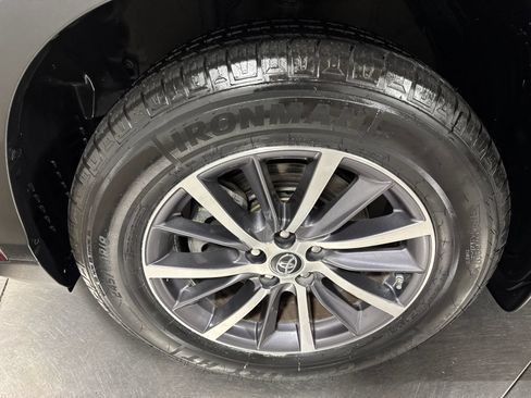 Used 2019 Toyota Highlander XLE w/ Carpet Mat Package (TMS) AWD/4WD image 2