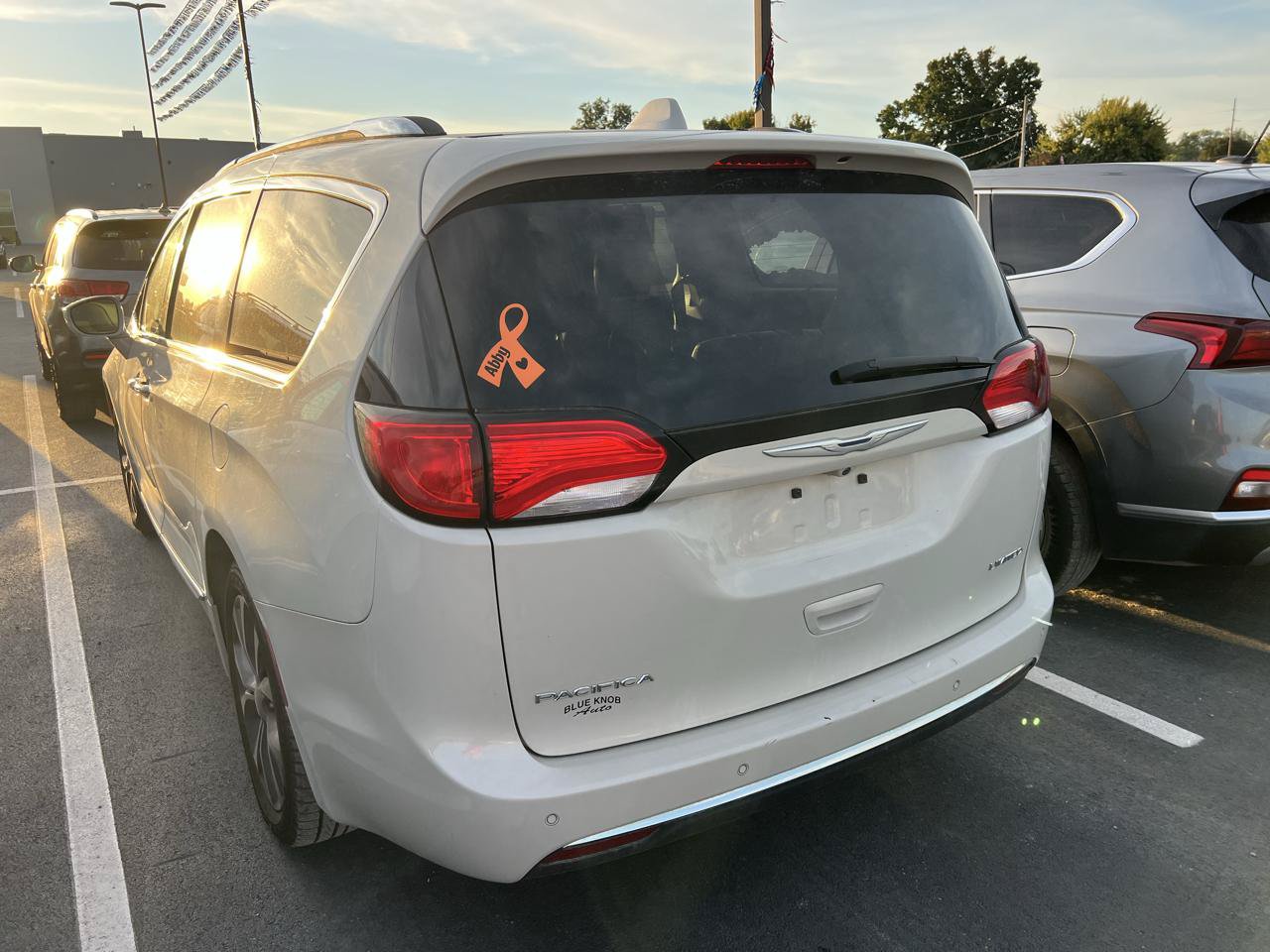 Used 2017 Chrysler Pacifica Limited FWD image 3