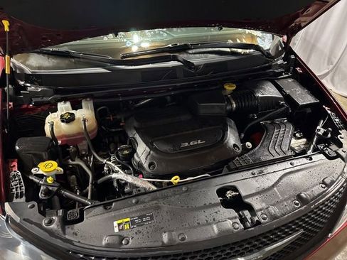 Used 2019 Chrysler Pacifica Touring-L Plus w/ Advanced Safetytec Group FWD image 22