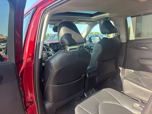 Used 2020 Toyota Highlander XLE AWD/4WD image 32