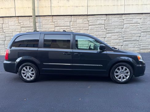 Used 2014 Chrysler Town & Country Touring FWD image 6