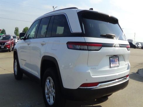 Used 2023 Jeep Grand Cherokee L Laredo image 8