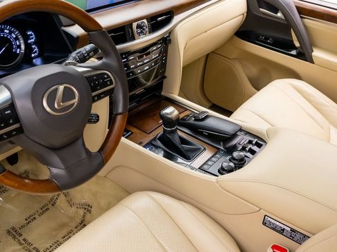 Used 2021 Lexus LX 570 4WD w/ Luxury Package image 11