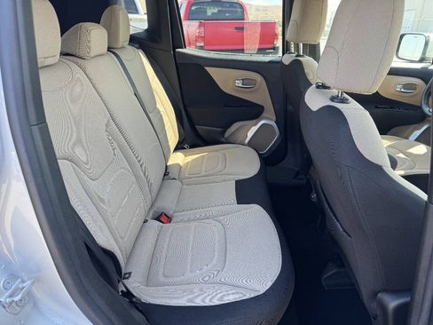 Used 2018 Jeep Renegade Latitude w/ Cold Weather Group AWD/4WD image 5