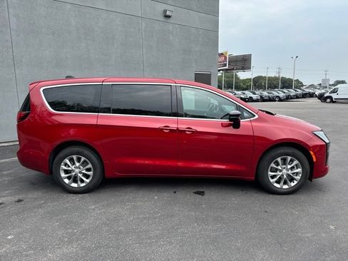 Used 2027 Chrysler Pacifica Select AWD/4WD image 13
