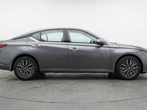 Used 2025 Nissan Altima 2.5 SV image 11