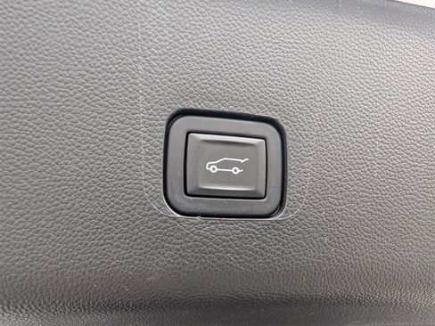 Used 2023 Chevrolet Traverse LT image 26