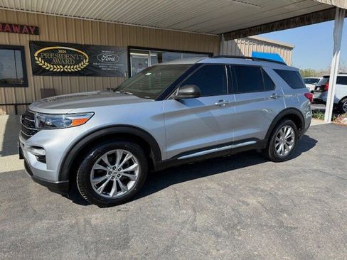 Used 2020 Ford Explorer XLT w/ Equipment Group 202A image 2