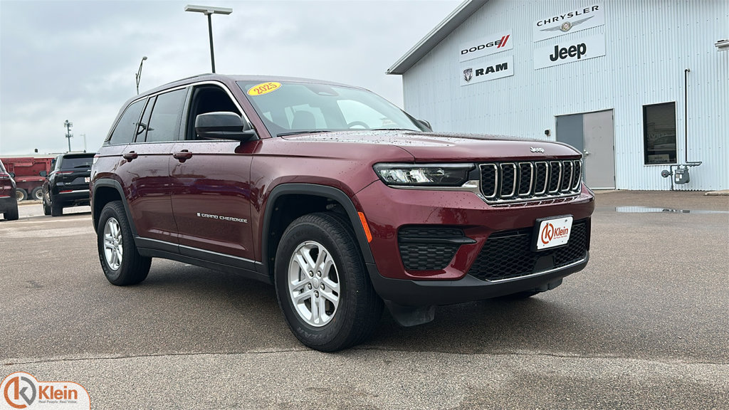 Used 2025 Jeep Grand Cherokee Laredo w/ Luxury Tech Group I AWD/4WD image 1