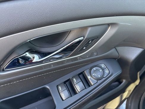 Used 2023 Chevrolet Traverse LT image 13