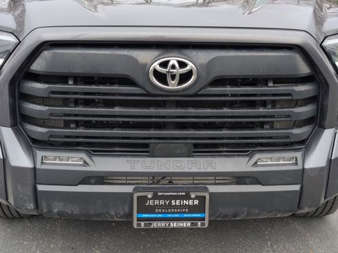 Used 2022 Toyota Tundra SR5 w/ SR5 Convenience Package image 10