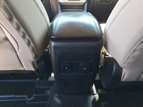 Used 2023 Ford Explorer XLT AWD/4WD image 32