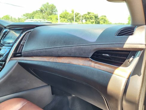 Used 2020 Cadillac Escalade Luxury w/ Escalade Sport Edition AWD/4WD image 19
